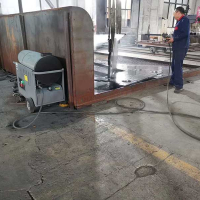 Using CUMOND high temperature water pressure cleaner to clean the surface oil on the casting